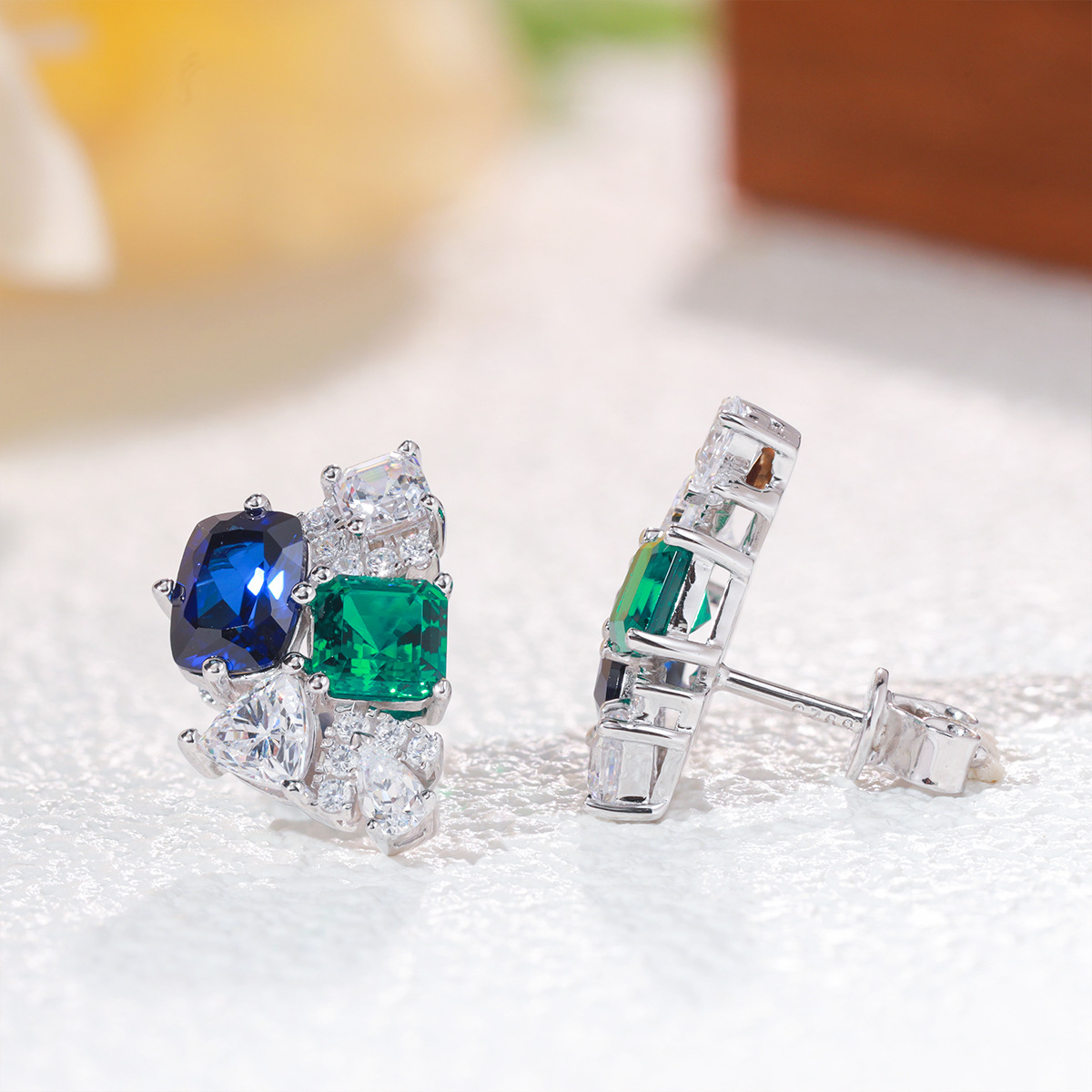 Brincos de safira e esmeralda  - Cluster Stud Ear avaliação e preço