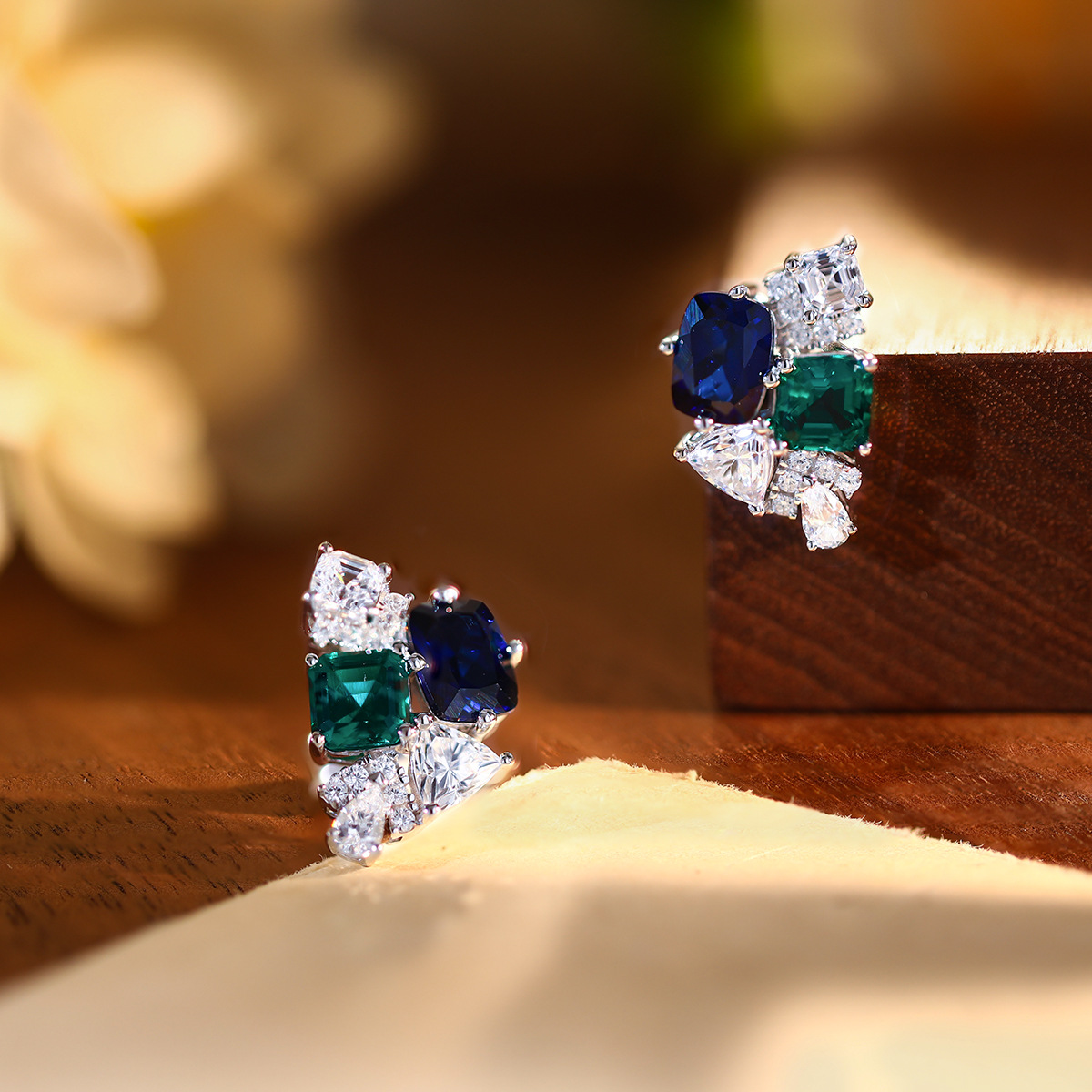 Brincos de safira e esmeralda  - Cluster Stud Ear avaliação e preço